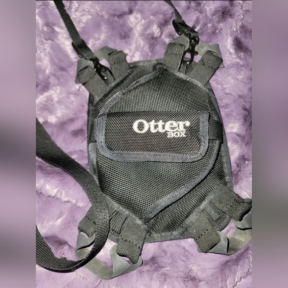 OtterBox UTILITY SERIES LATCH Hand/Shoulder Strap Case for 10-Inch Tablets. - Picture 3 of 4